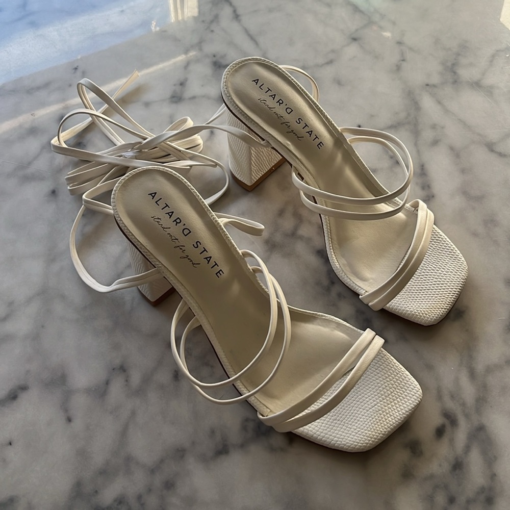 🆕 NWOT Altar’d State White open toe strappy block heels women’s US size 6.5